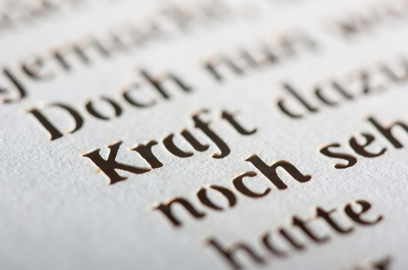 filigraner Schriftzug gelasert in Naturpapier