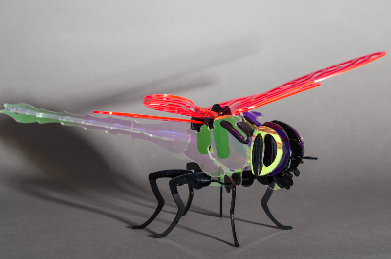 Modell einer Libelle aus verschiedenen Acryl-Elementen