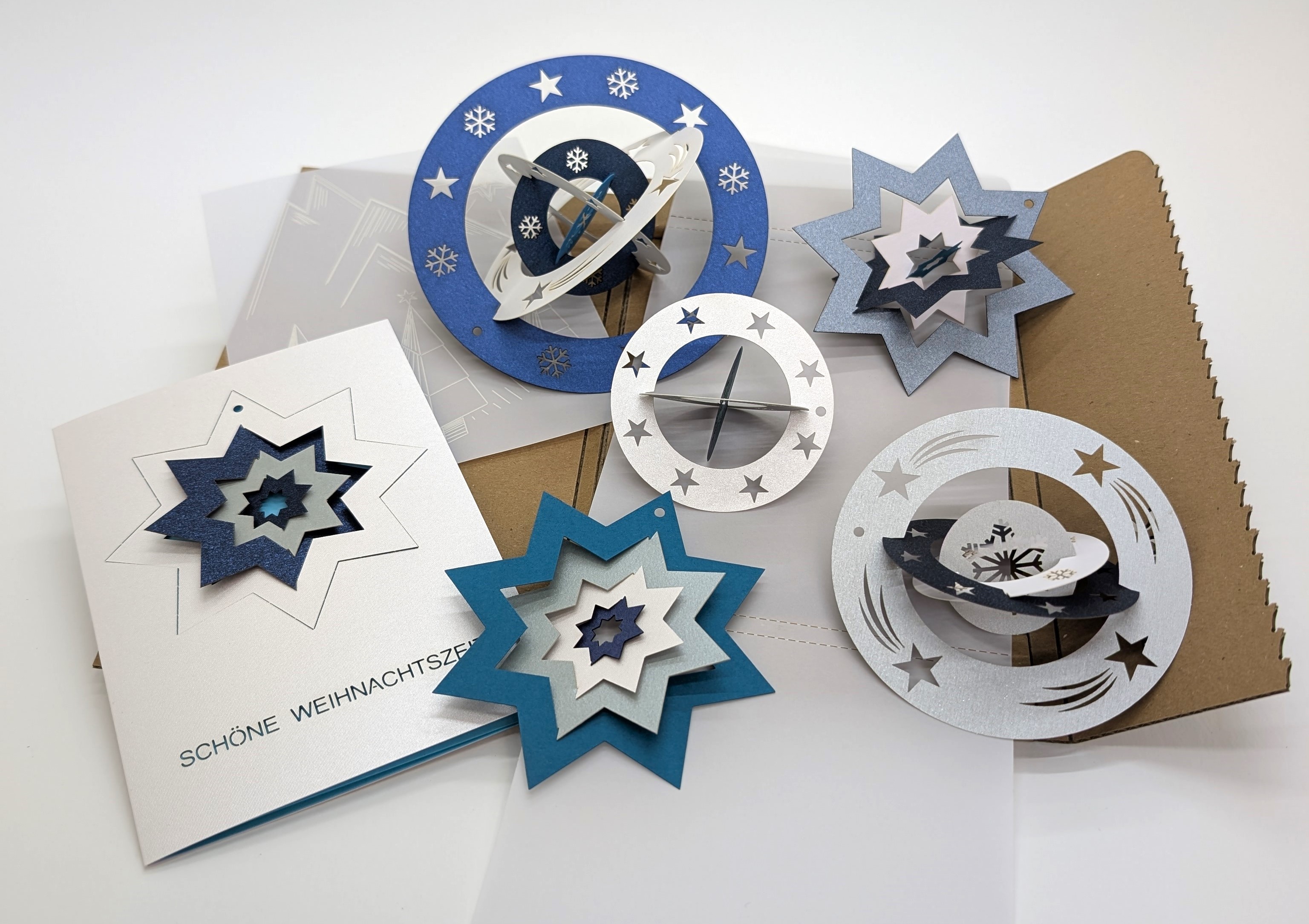 Baumschmuck aus Papier - bewegliche Sterne und Christbaumkugeln
