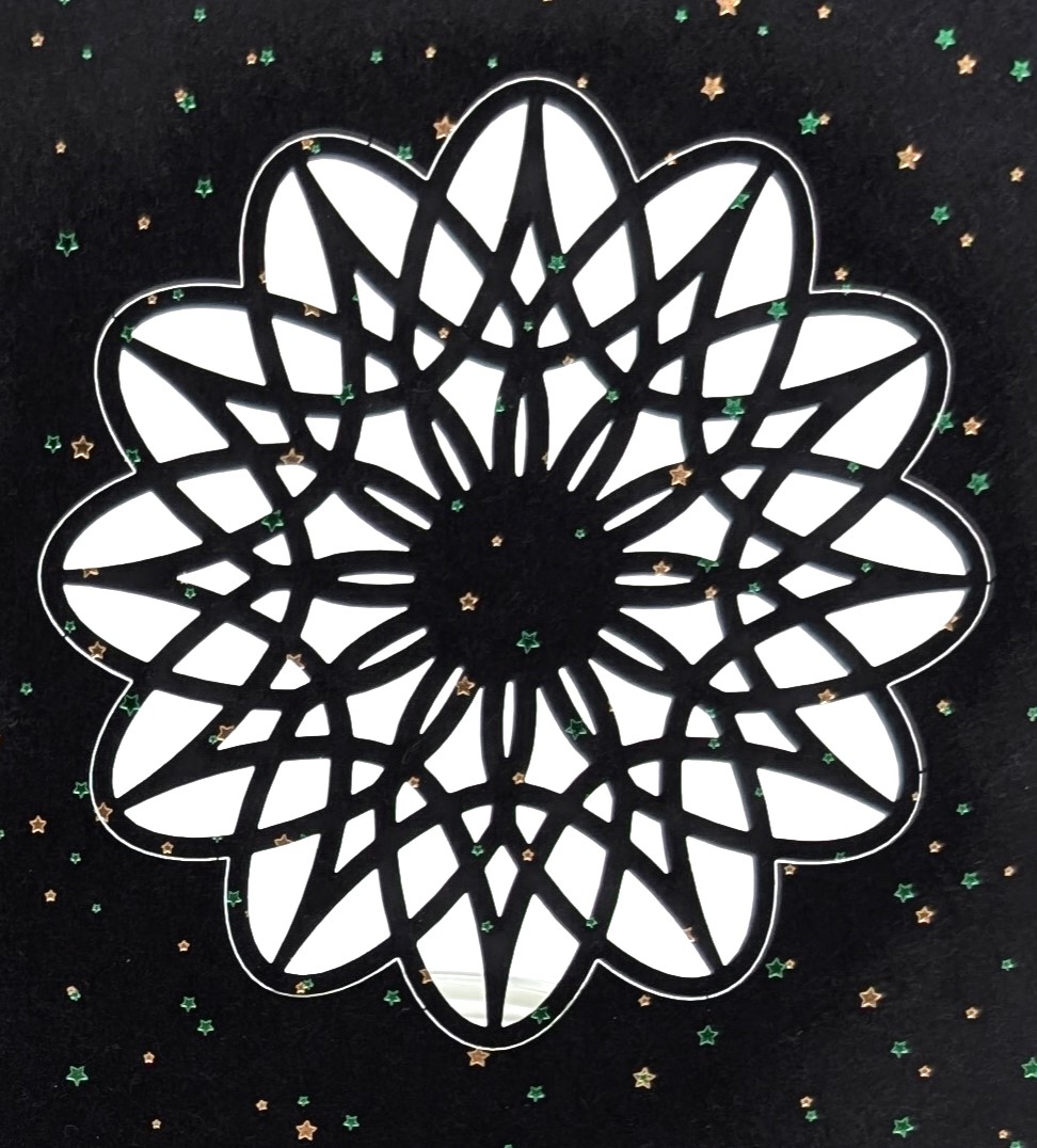 gelasertes Ornament aus schwarzem Papier mit zweifarbiger Heißprägung