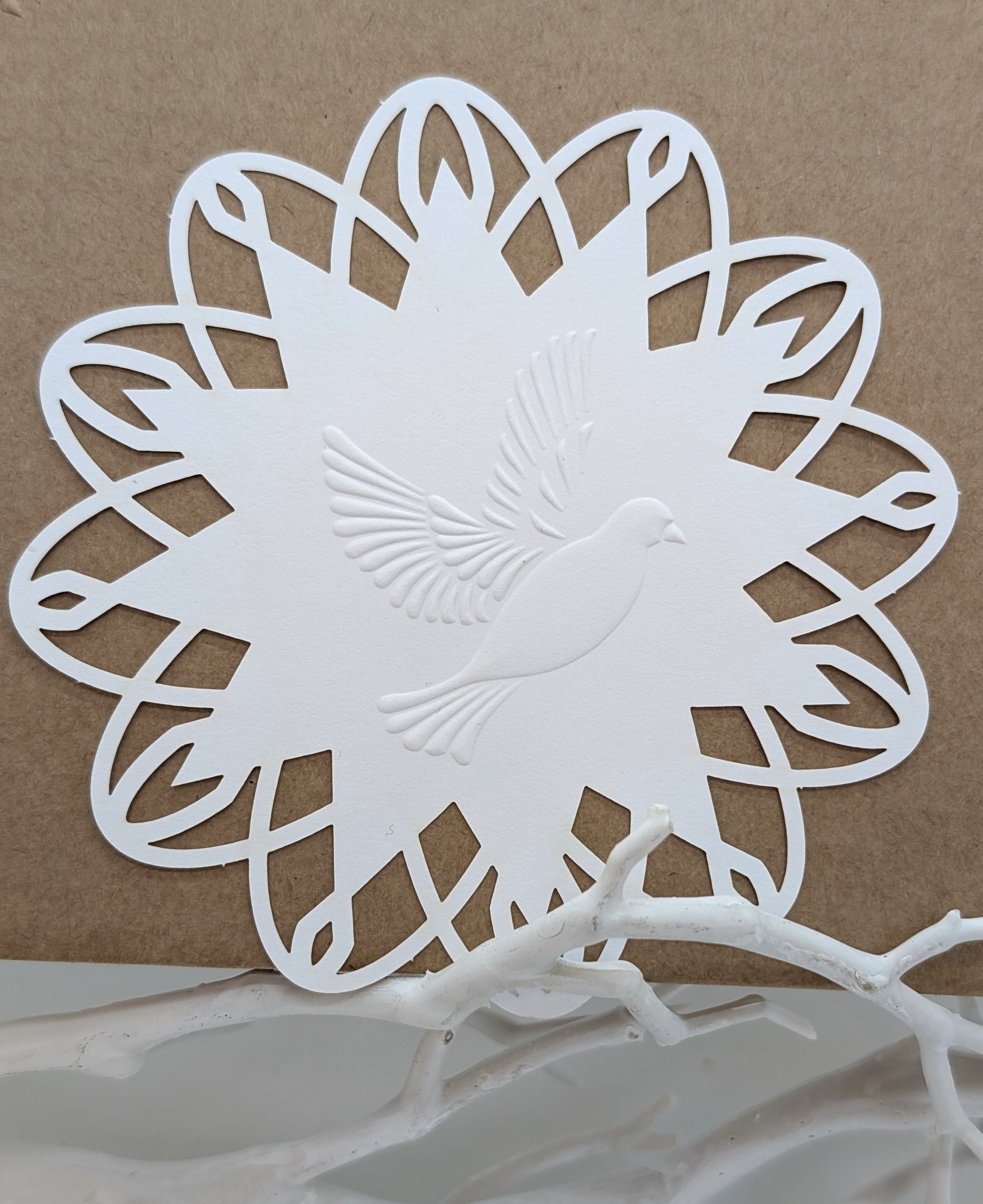 gelasertes Ornament aus weißem Naturpapier mit Hochprägung
