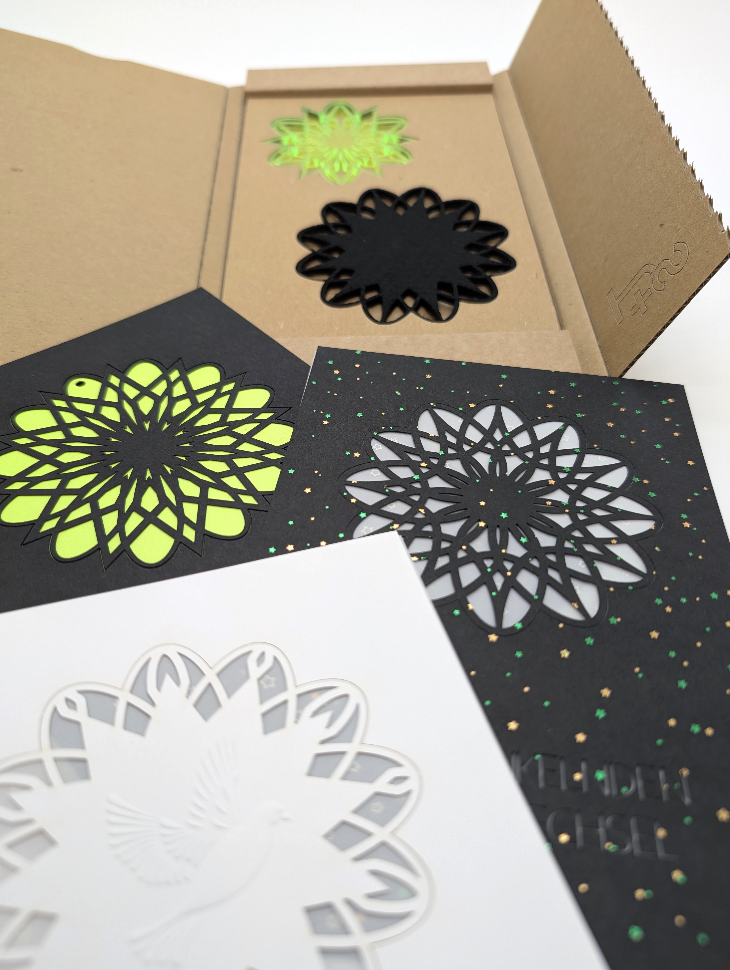 Weihnachtsmailing aus verschiedenen Materialien