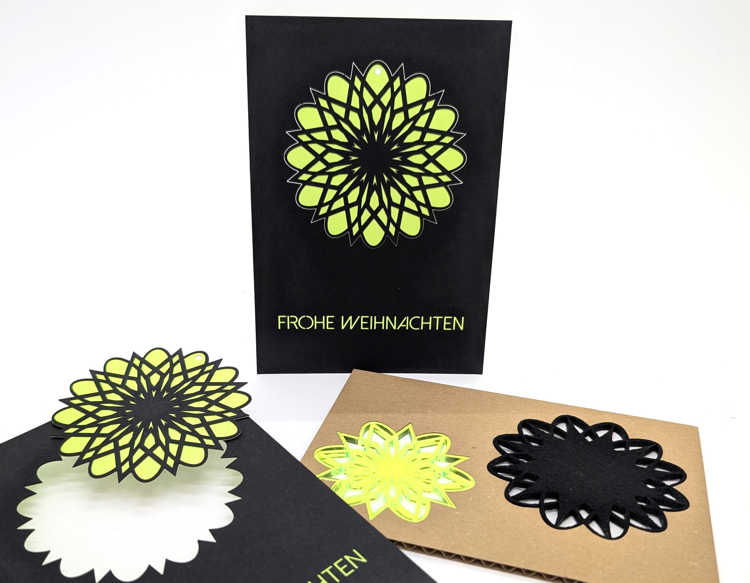Weihnachtsmailing gelasert aus verschiedenen Materialien