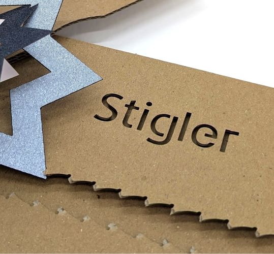 Lasercut - Firmenlogo auf Mailingverpackung