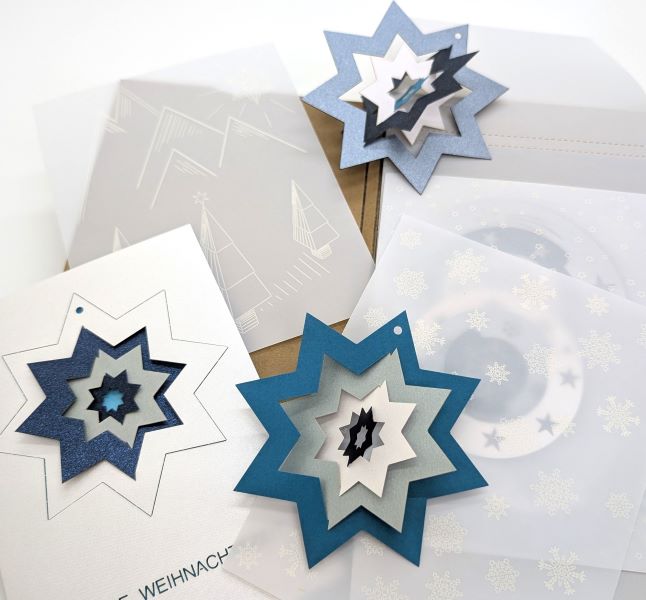 Weihnachtsmailing mit beweglichen Sternen aus Papier, die als Baumschmuck verwendet werden können