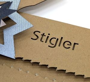 Lasercut - Firmenlogo auf Mailingverpackung