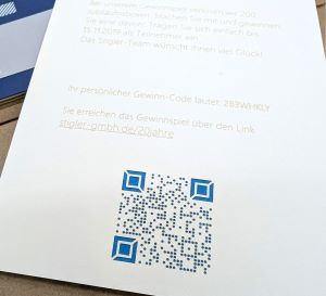 Karte: Text graviert, QR-Code filigrankaschiert