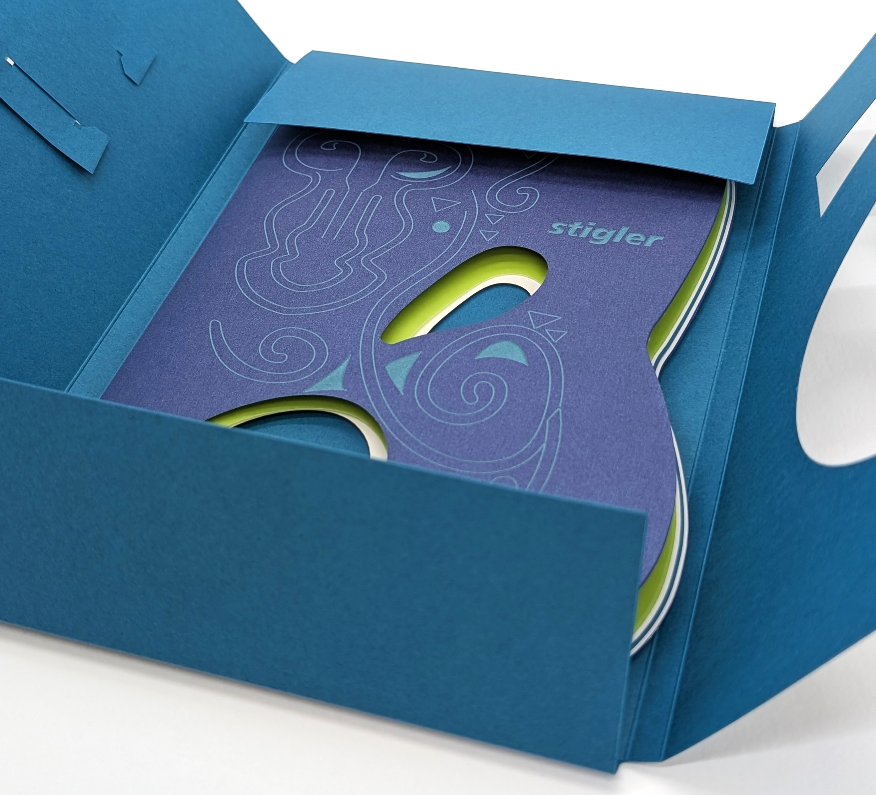 Konturbroschüre mit Lasercut und Lasergravur in Präsentationsmappe