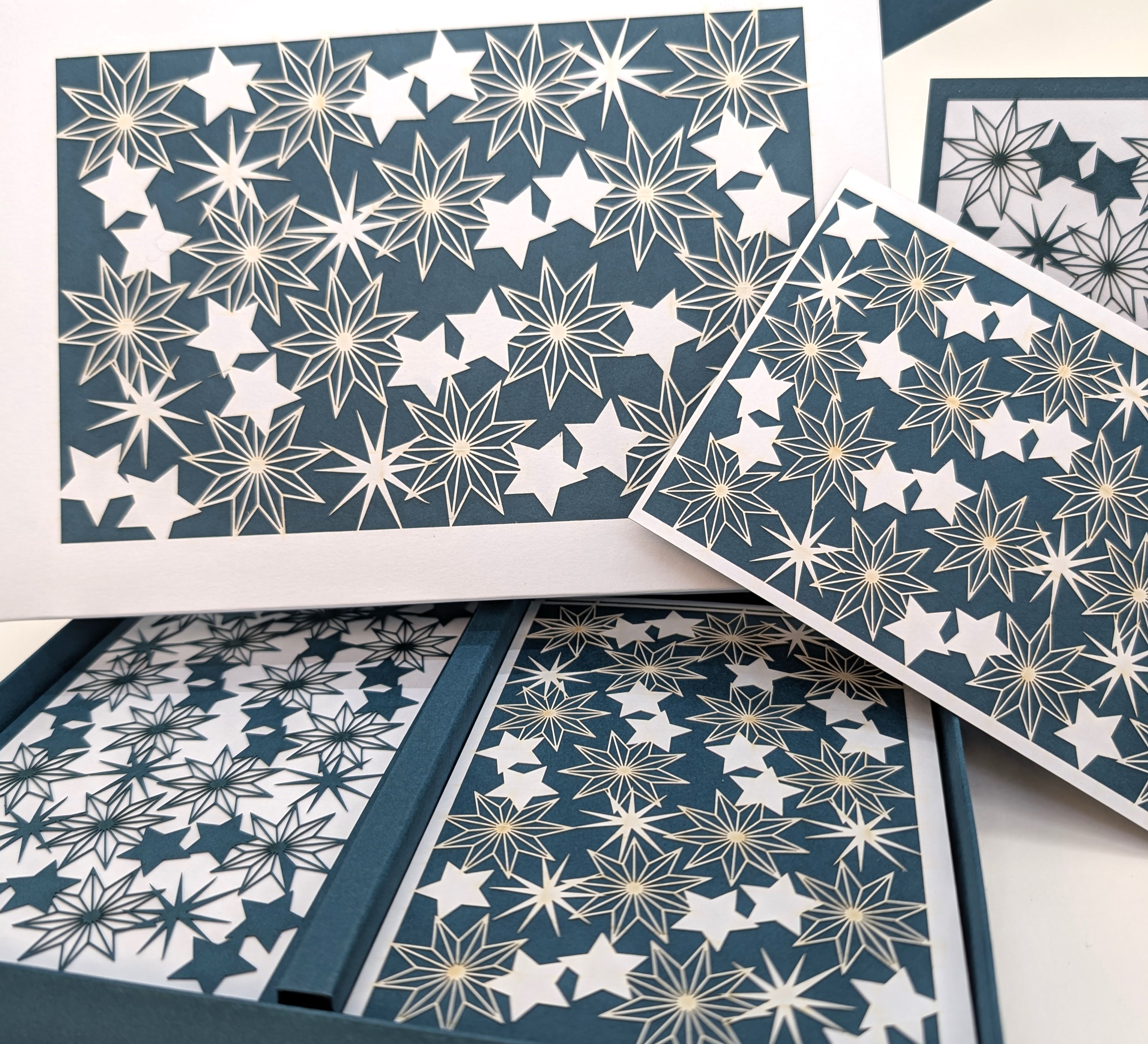 Geschenkbox mit veredelten Weihnachtskarten - Lasercut und Filigrankaschierung