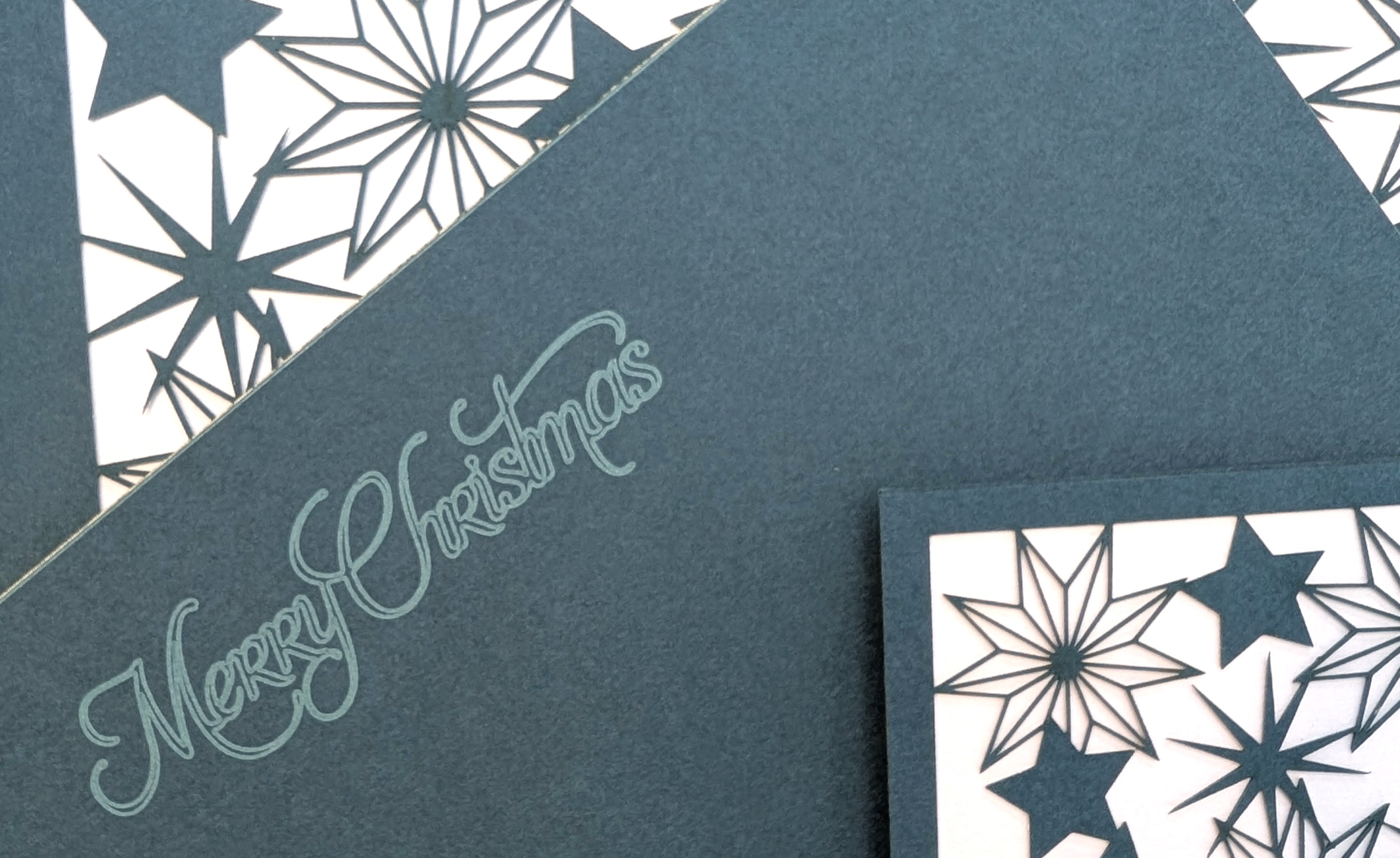 Weihnachtskarte mit graviertem Schriftzug Merry Christmas