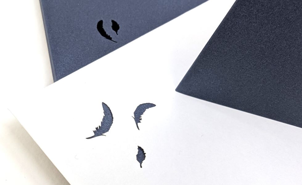 Kuvertveredelung: Lasercut Federn