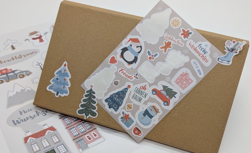 Weihnachtliche Stickerbogen mit gelaserten Motiven