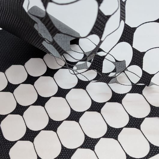 Aus diesem speziellen Nylon wurden Konfektionier-Elemente für Arbeitshandschuhe ausgelasert.