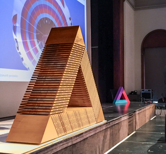 Bühnenbild aus Holzbalken mit Lasergravur
