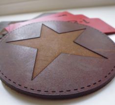 Runder Untersetzer aus Leder mit flächiger Lasergravur in Sternform