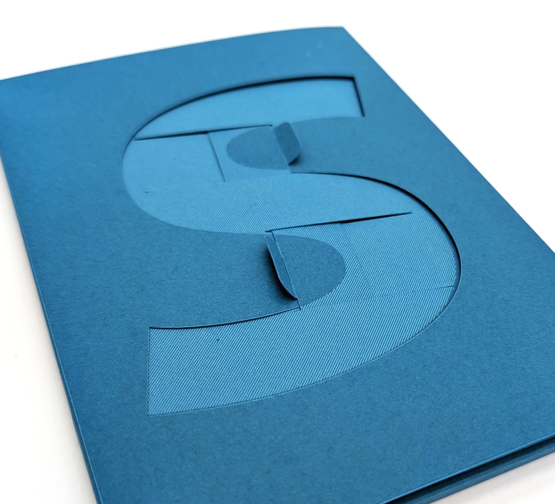 Präsentationsmappe mit Verschlussmechanismus, Lasercut und Lasergravur