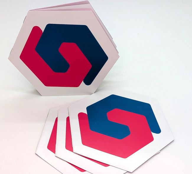 Gestanzte Broschüre - die Kontur ist perfekt angepasst an die Form des Logos 