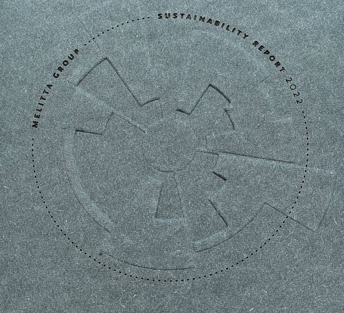 Buchveredelung: Blindprägung der Titelseite aus Naturpapier kombiniert mit Lasergravur