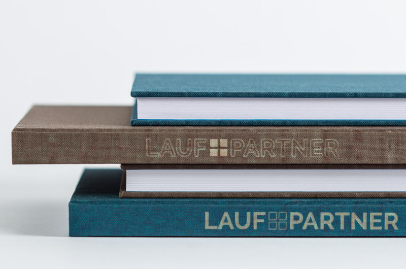 Buchveredelung: Lasergravur auf dem Buchrücken 