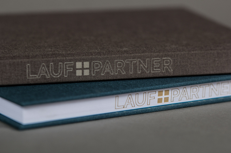 Buchveredelung: Personalisierte Notizbücher mit Lasergravur auf Buchrücken und Buchschnitt