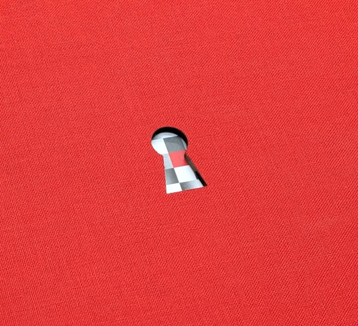 Buchcover, Vorsatz und Lasercut perfekt kombiniert: das gelaserte Schlüsselloch gibt den Blick frei auf den in Firmenfarben gestalteten Vorsatz