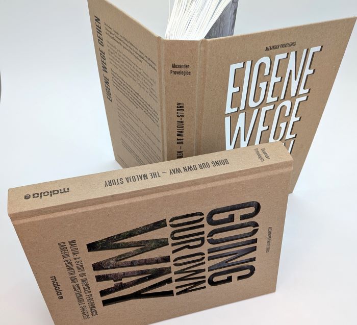 Buchveredelung: Der Schriftzug in verschiedenen Sprachen wurde mit dem Laser in die Buchdecke geschnitten.