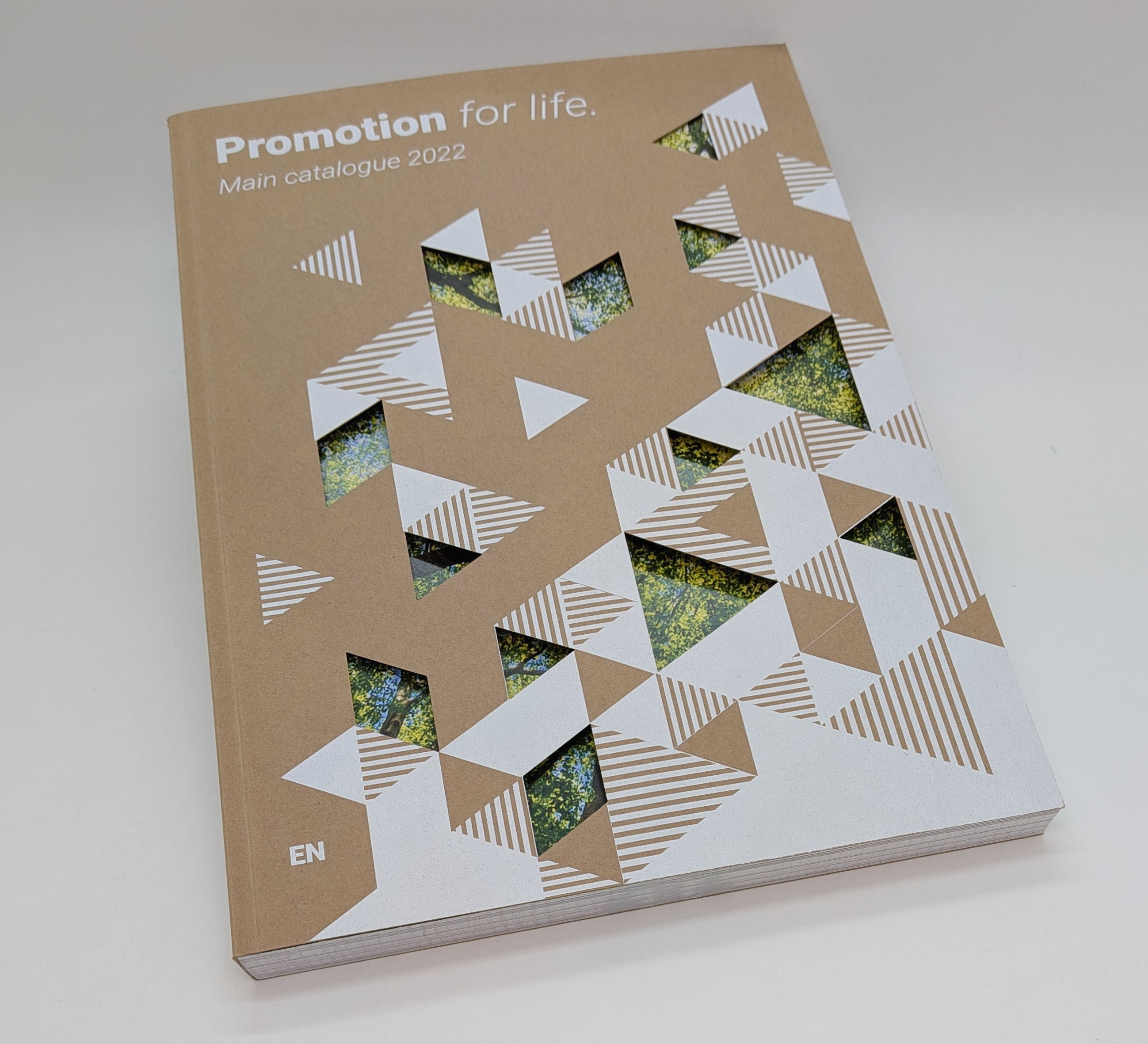 Katalog mit Lasercut und Weißdruck