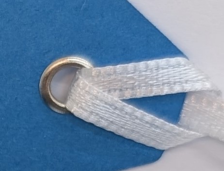 Öse und Seidenband an Lesezeichen