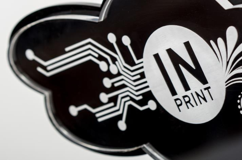 INPrint-Award: Lasercut und Lasergravur - Acryl klar mit Lasergravur auf Acryl schwarz